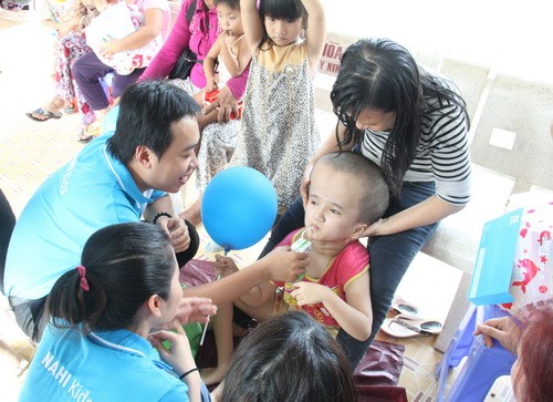 Nhân viên NAHI thăm hỏi một bệnh nhân trẻ em