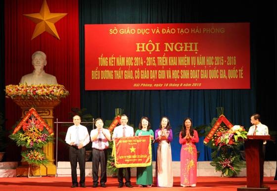 TS Nguyễn Thị Nghĩa - Thứ trưởng Bộ GD&ĐT tặng Cờ thi đua tiêu biểu xuất sắc cho Ngành GD Hải Phòng