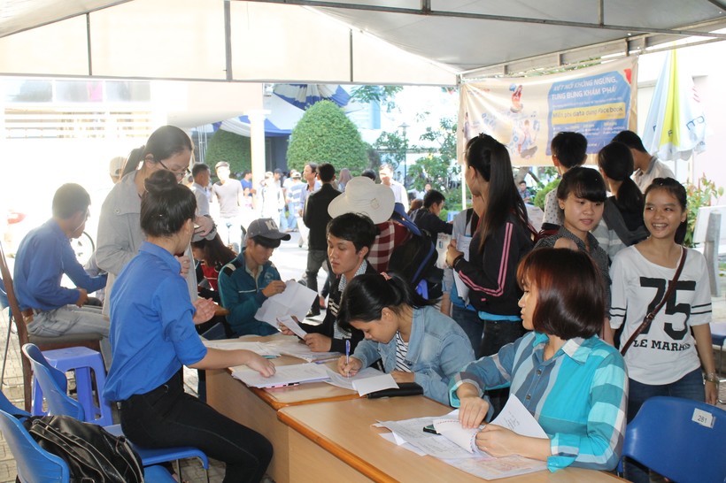 Nhiều thí sinh nộp hồ sơ vào các trường thành viên của ĐH Đà Nẵng vào cuối xét tuyển đợt 1.