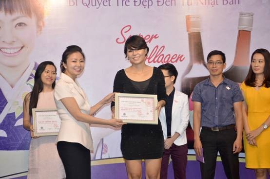 Bà Lương Thị Phong Lan – Tổng Giám đốc Fuji Việt Nam - trao chứng nhận đại lý chính thức phân phối sản phẩm Super Collagen và Super Collagen CoQ10