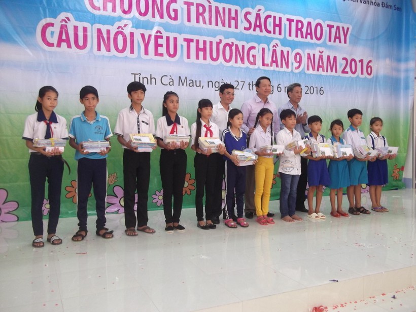 Học sinh Cà Mau nhận quà tài trợ từ Sở GD- ĐT thành phố Hồ Chí Minh