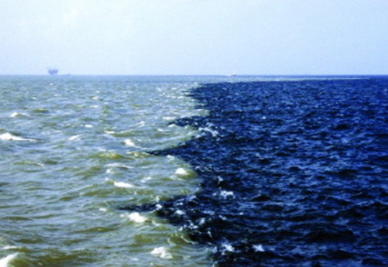 Hiện tượng kỳ lạ: Vùng biển chết chia thành hai màu như trong phim thần thoại ảnh 1