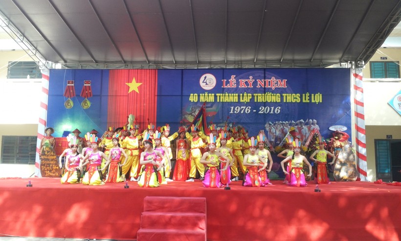 Hoạt cảnh Lê Lợi dựng cờ khởi nghĩa do GV và HS trường THCS Lê Lợi thực hiện.