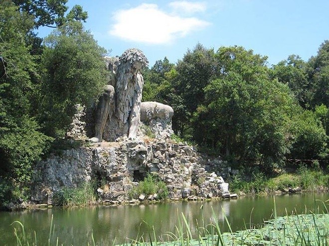 Căn phòng bí mật bên trong bức tượng đá khổng lồ ở Italia 