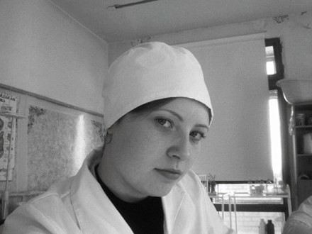  Svetlana Roslina trong bộ đồng phục của nhà máy bánh kẹo. 