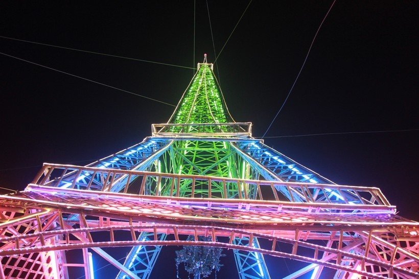 Nghệ An: Bà con xứ đạo dựng “tháp Eiffel” bằng tre đón Giáng sinh
