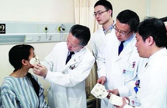 Bác sĩ xem xét khuôn mặt Kim Kỳ trước khi phẫu thuật.