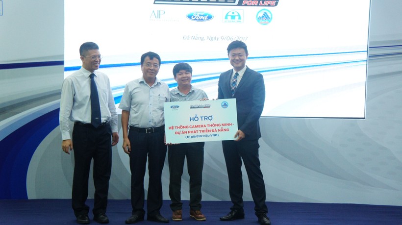 Đại diện Quỹ Ford và Ford Việt Nam tài trợ hệ thống camera thông minh cho TP Đà Nẵng.

