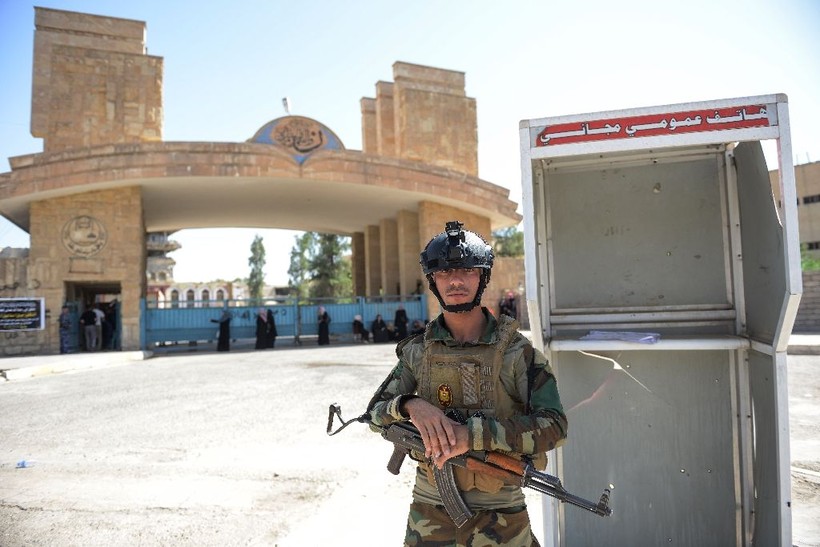 Một binh sĩ Iraq đứng gác ngoài cổng ĐH Mosul 