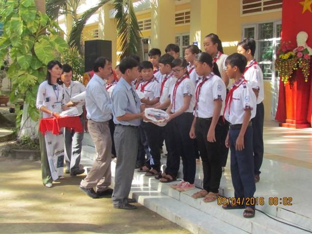 Thầy Phan Văn Hùng, hiệu trưởng nhà trường (thứ 2 từ phải qua) cùng lãnh đạo huyện phát bảo hiểm y tế cho học sinh nghèo