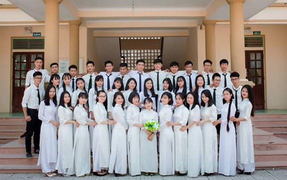 Tập thể lớp 12A1 Trường THPT Hoàng Mai, Nghệ An
