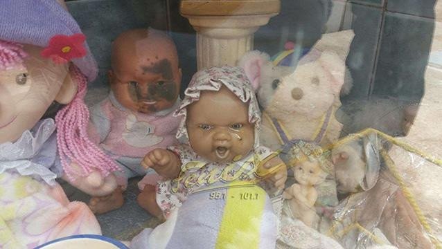 Bức ảnh chụp búp bê "ma ám" biết khóc ra nước mắt trong ngôi mộ của bé gái chết trẻ ở Chanar. (Ảnh: Daily Star).