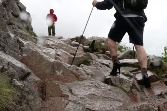 Nam sinh 19 tuổi đi giày cao gót chinh phục đỉnh núi cao nhất nước Anh