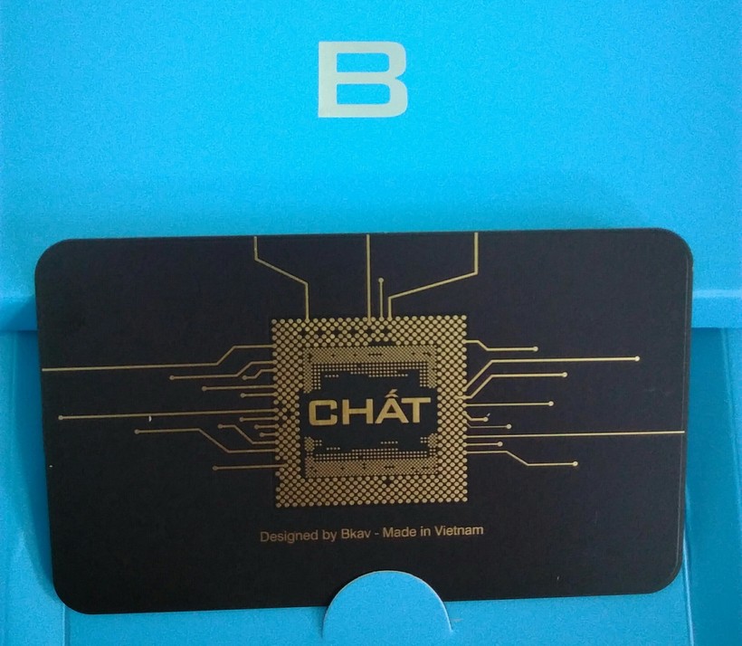 Thiệp mời sự kiện của Bkav được thiết kết trên bảng mạch mạ vàng, đơn giản có in chữ “Chất” đầy ẩn ý và dòng chữ “Design by Bkav - Made in Vietnam".