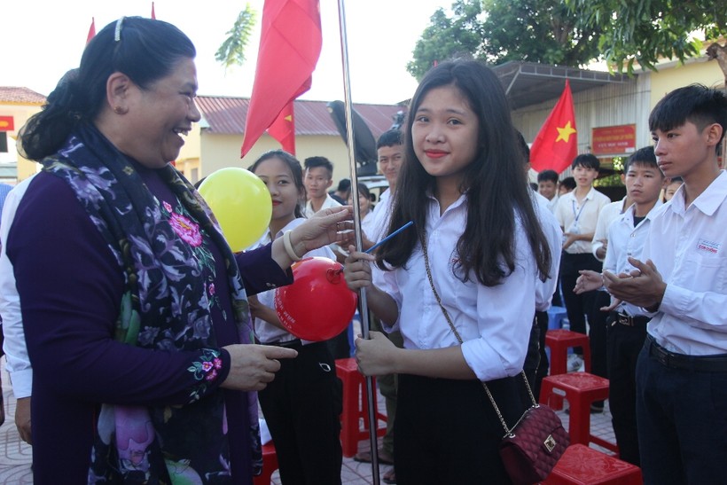 Phó Chủ tịch Quốc Hội Tòng Thị Phóng dự lễ khai giảng tại trường THPT Con Cuông- Nghệ An