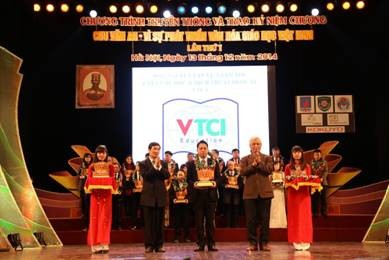 Ông Nguyễn Văn Vị - Chủ tịch HĐQT Du học VTC1 nhận giải thưởng Chu Văn An