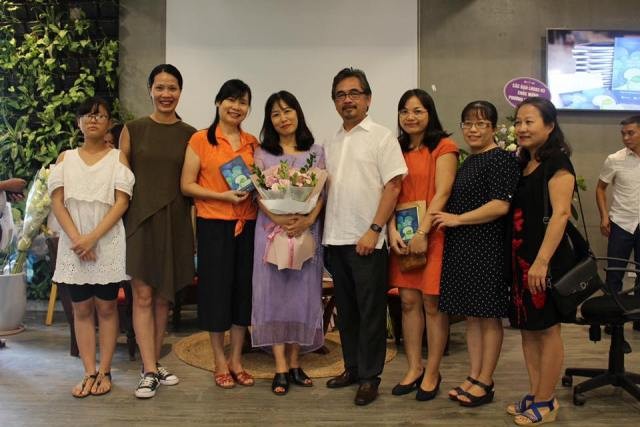PGS.TS Nguyễn Phương Hoa (thứ 4 từ trái qua) cùng độc giả tại tọa đàm ra mắt sách