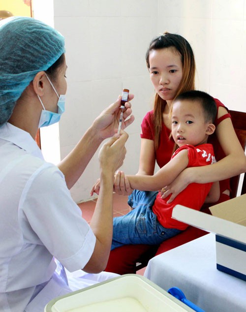 Tiêm phòng cho trẻ bằng vắc xin nội