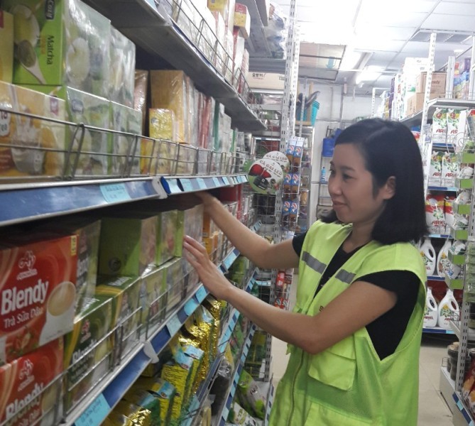 Chị Nguyễn Thị Liên với công việc sắp xếp hàng hóa trong siêu thị