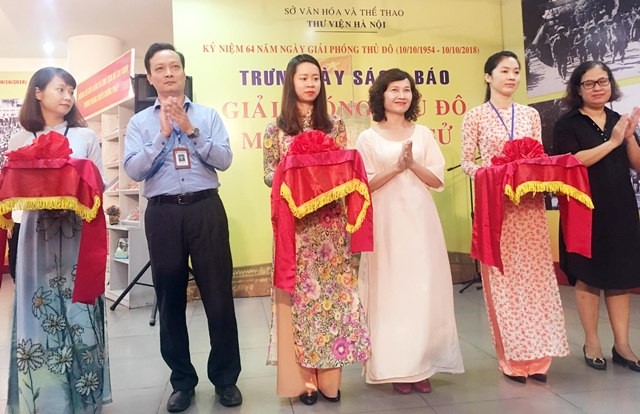 Ông Trần Văn Hà – Giám đốc Thư viện Hà Nội (thứ hai từ bên trái sang) cắt băng khai mạc