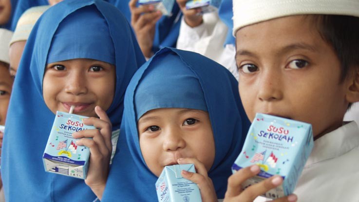  Hình ảnh học sinh tại Indonesia uống sữa cùng bạn bè (nguồn: internet)
