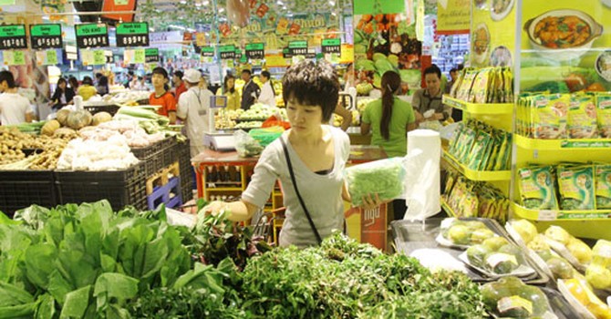 Giá nhiều mặt hàng thực phẩm đang “đua” theo giá xăng khiến người dân không khỏi lo lắng