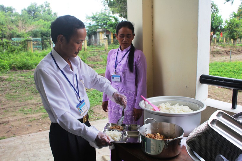 Thầy Khoa cùng các thầy cô chuẩn bị cơm cho các em học sinh vùng khó khăn.