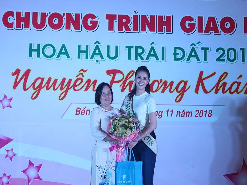 Hoa hậu Trái đất Nguyễn Phương Khánh xúc động về thăm trường cũ
