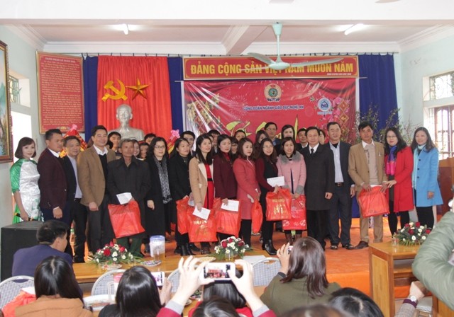 Lãnh đạo Sở và Công đoàn giáo dục Nghệ An tặng 40 suất quà cho tập thể giáo viên của 2 trường THPT ngoài công lập tại huyện Yên Thành

