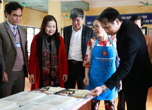 Thứ trưởng Phạm Mạnh Hùng tham quan bếp ăn của học sinh trường PTDT Nội trú tỉnh Quảng Trị