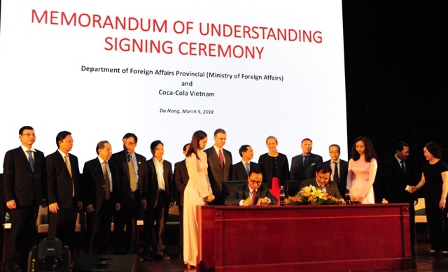 Lễ ký kết giữa Cục Ngoại vụ và Công ty TNHH Nước giải khát Coca – Cola Việt Nam.