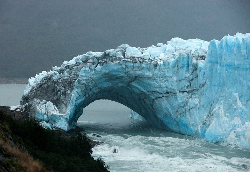 Mái vòm băng kì vĩ ở Argentina đổ sụp sau 4 năm