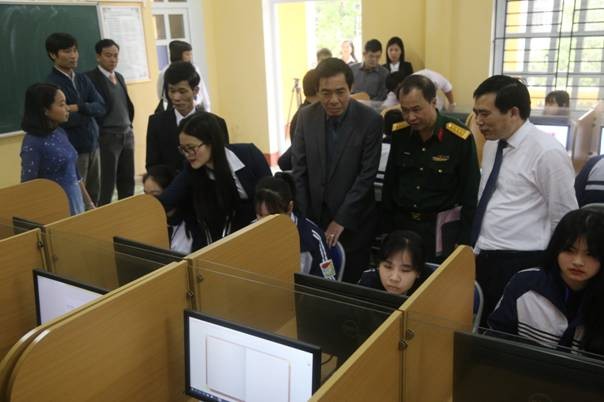 Các em học sinh Trường THPT Chuyên Hùng Vương đăng ký và tham dự cuộc thi