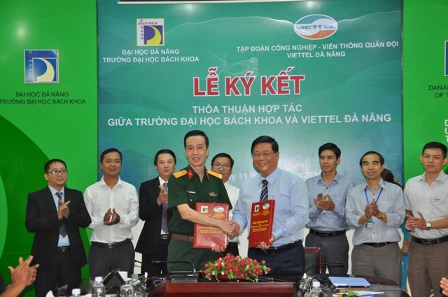 Thiếu tá Nguyễn Thành Chung – Giám đốc Viettel Đà Nẵng và PGS.TS Đoàn Quang Vinh – Hiệu trưởng Trường ĐH Bách khoa (ĐH Đà Nẵng) ký kết thỏa thuận hợp tác.