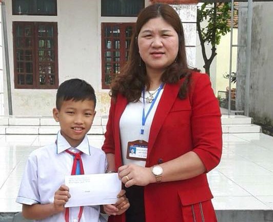 Đại diện Trường Tiểu học Thịnh Lộc biểu dương hành động cao đẹp của em Võ Hồng Hiếu

