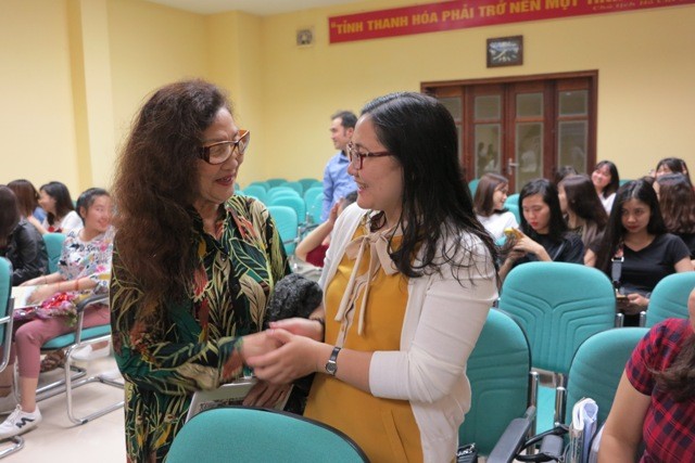 Nhà thơ Đặng Nguyệt Anh trò chuyện với sinh viên văn trường Đại học Hồng Đức