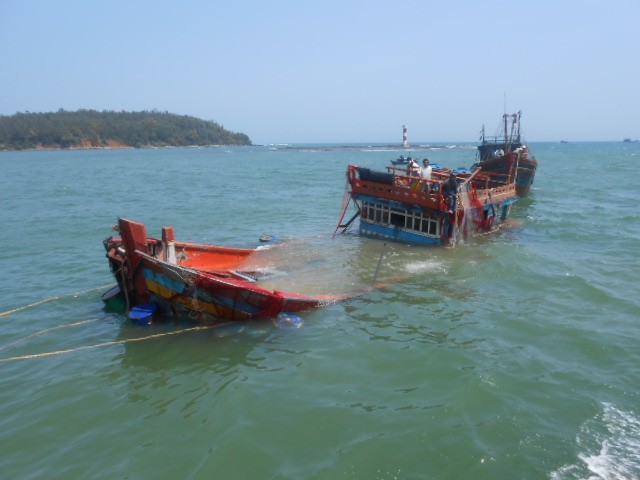 Tàu cá của ngư dân Quảng Ngãi liên tục bị tàu Trung Quốc đâm chìm tại Hoàng Sa.