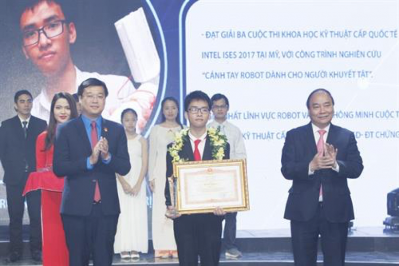Phạm Huy  trong buổi lễ vinh danh 10 gương mặt trẻ VN tiêu biểu 2017
