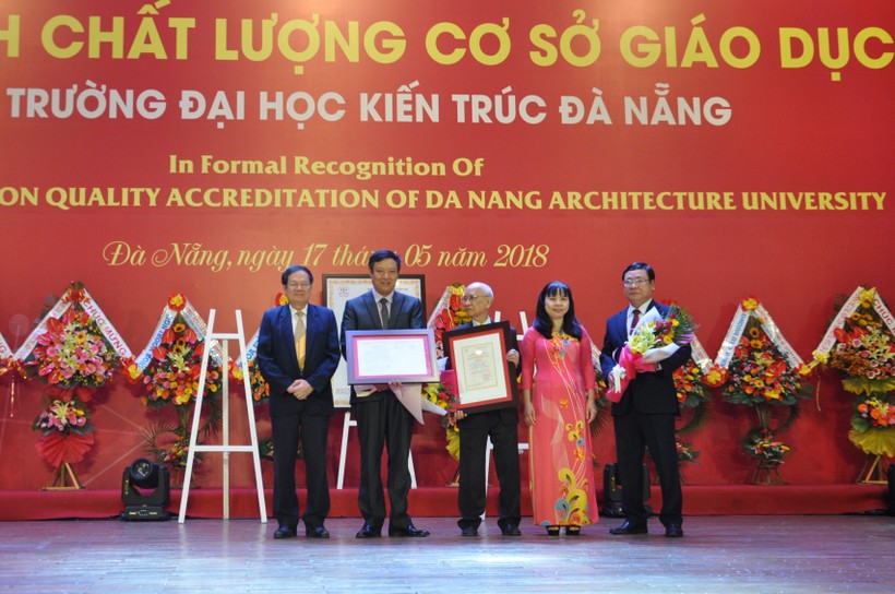  Trường ĐH Kiến trúc Đà Nẵng đón nhận giấy chứng nhận đạt chất lượng kiểm định giáo dục.