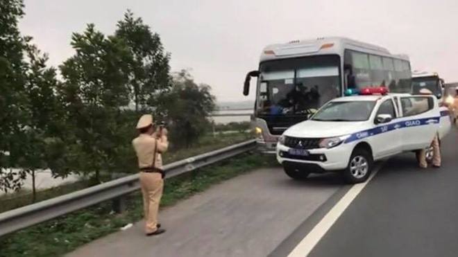 Chở “nhồi nhét” khách, tài xế bỏ chạy khi gặp CSGT trên cao tốc Pháp Vân - Cầu Giẽ