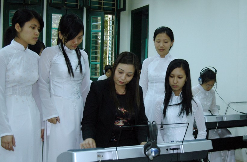 Trong phòng học nhạc tại Trường THPT Chu Văn An, Hà Nội
