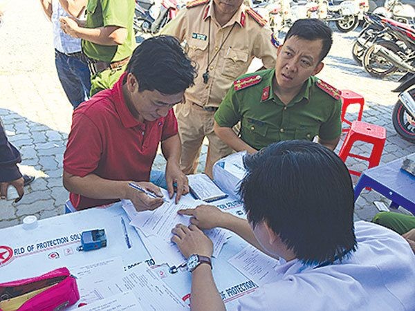 Lực lượng liên ngành và Công an quận 9 (TP HCM) test ma túy tài xế khu vực trước cảng Phú Hữu sáng 14/2 - Ảnh: Vĩnh Phú