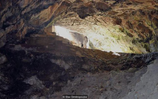 Kì lạ dòng nước chảy ngược trong hang động tại Hy Lạp