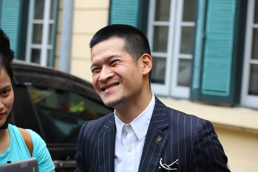 Đạo diễn Việt Tú hồ hởi tại tòa