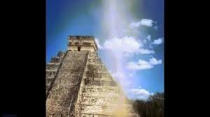 Liều lĩnh chạy xuyên qua lốc cát ở kim tự tháp Maya