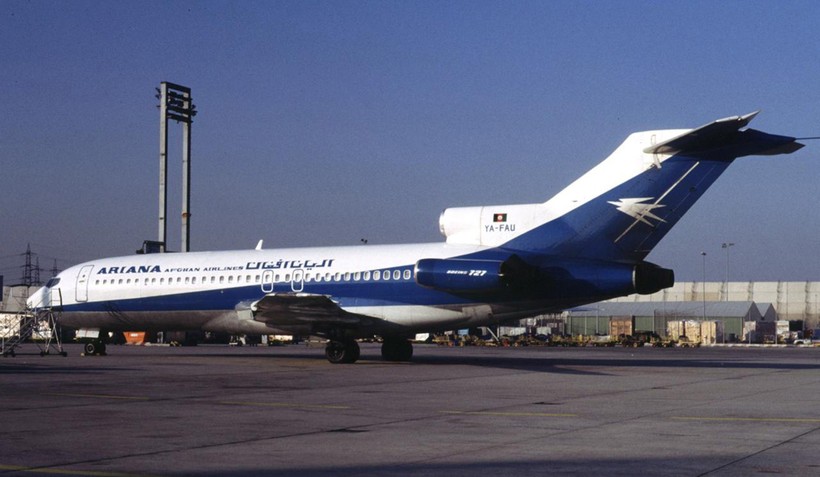 Chiếc máy bay Boeing 727-100 tại sân bay Frankfurt.