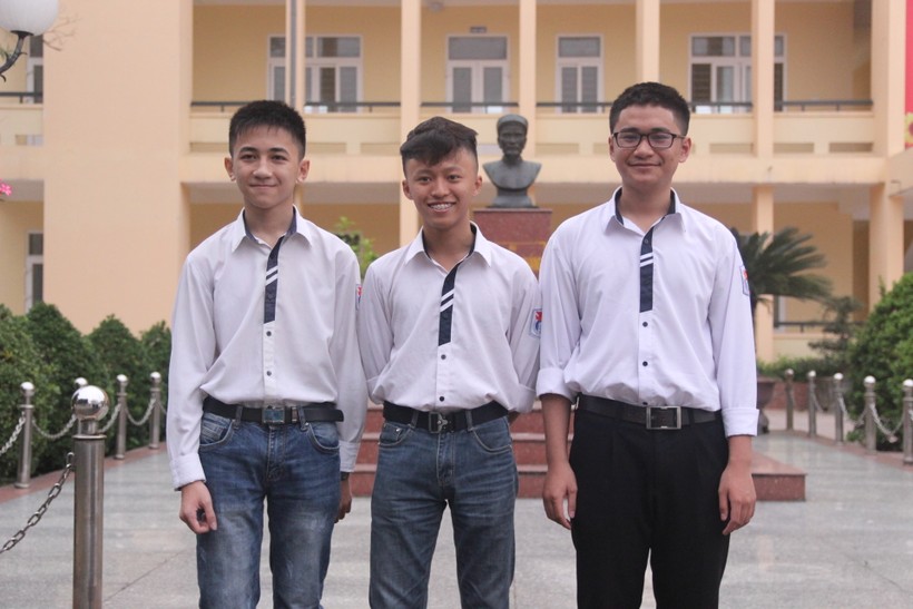 Ba chàng thủ khoa HSG tỉnh lớp 11 các môn                Lý, Hóa, Sinh đến từ Trường THPT Huỳnh                Thúc Kháng. Ảnh: T.G