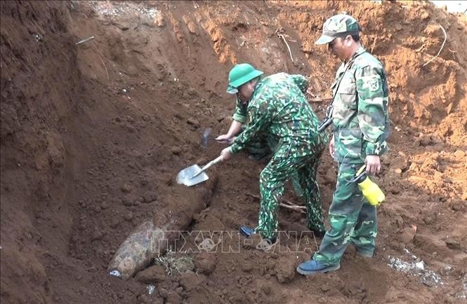 Lực lượng công binh xử lý quả bom được tìm thấy trong khu vực Trường THPT Cửa Tùng.