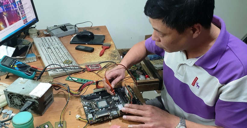 Anh Nguyễn Trung Kiên với nghề sửa main máy tính.