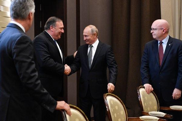 Tổng thống Vladimir Putin của Nga (bên phải thứ hai) chào mừng Ngoại trưởng Mike Pompeo trước cuộc hội đàm của họ tại thành phố nghỉ mát ở Biển Đen (Nga)